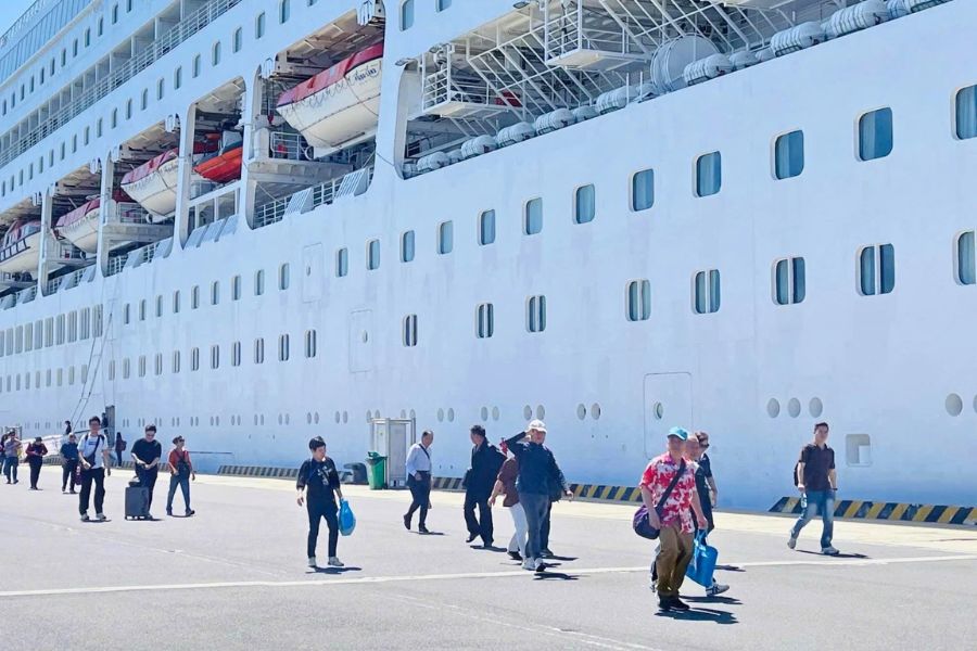 Cruise passengers leaving the ship
