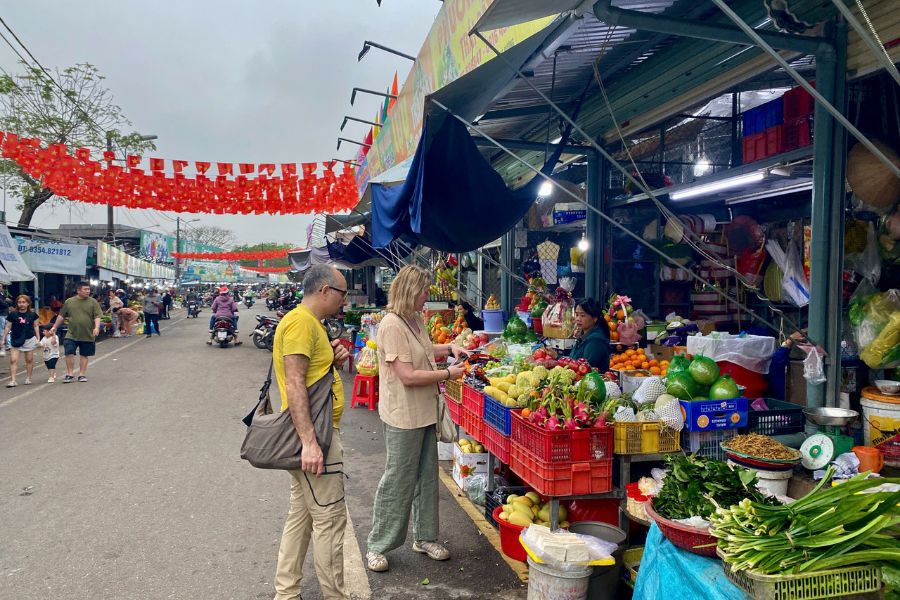 Encouraging local commerce by bringing international guests to vibrant traditional markets for authentic exchanges