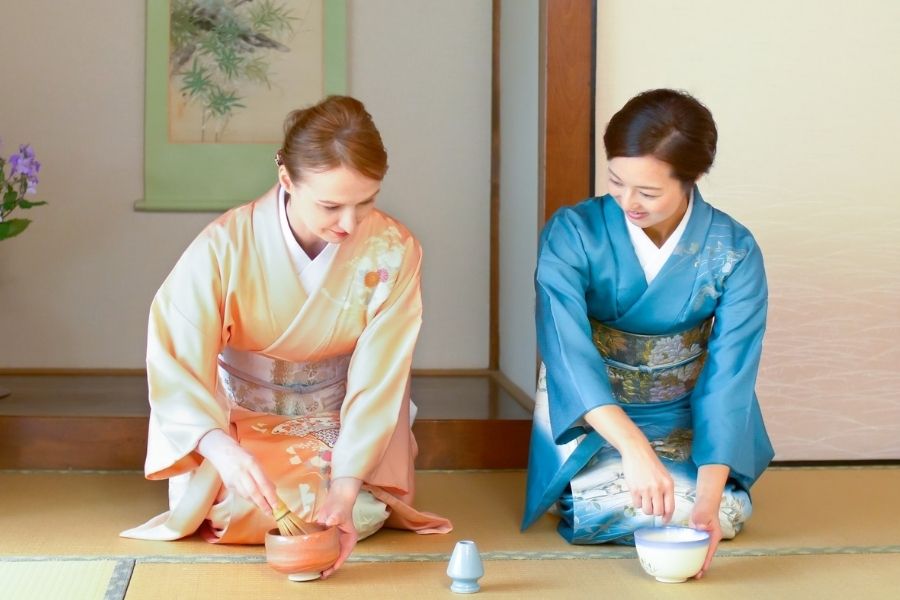 Hospitality Mean in Vietnam and Japan