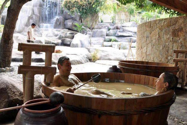 enjoy mud bath in nha trang