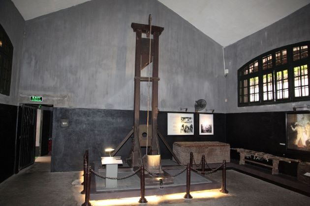 hoa lo prison museum hanoi hilton