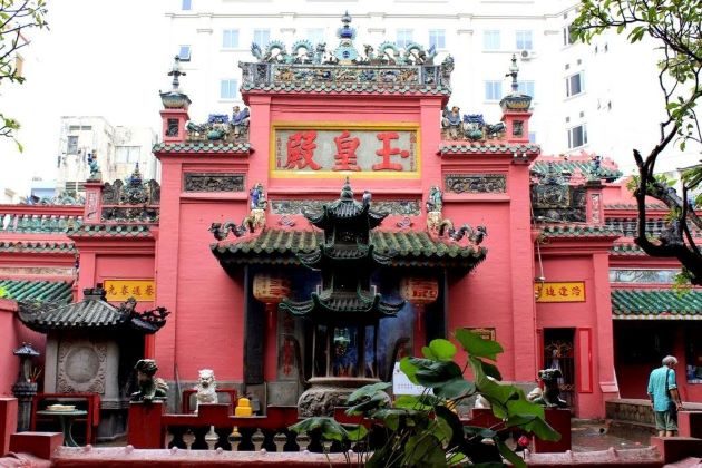 jade emperor pagoda in saigon