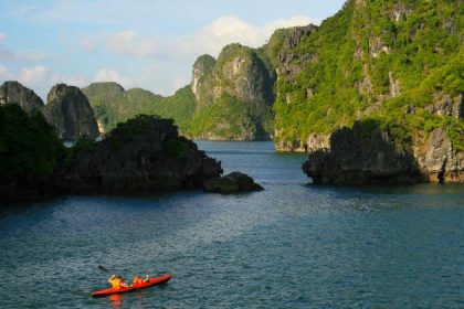 kayak at bai tu long bay