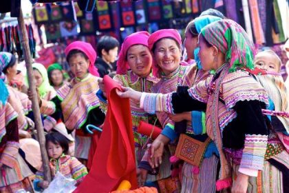 local market in sapa