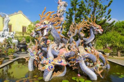 statue at hoi an temple