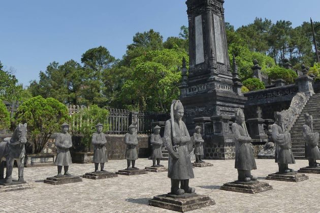 statue at khai dinh tomb