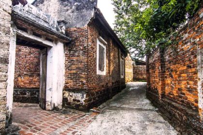 the ancient village of Duong Lam