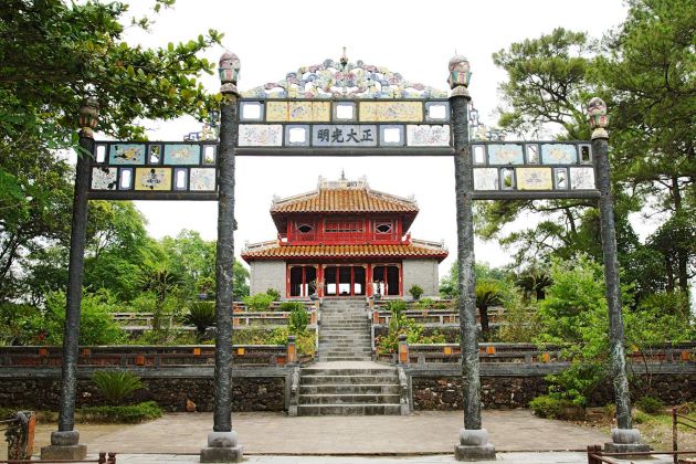tomb of emperor minh mang in hue