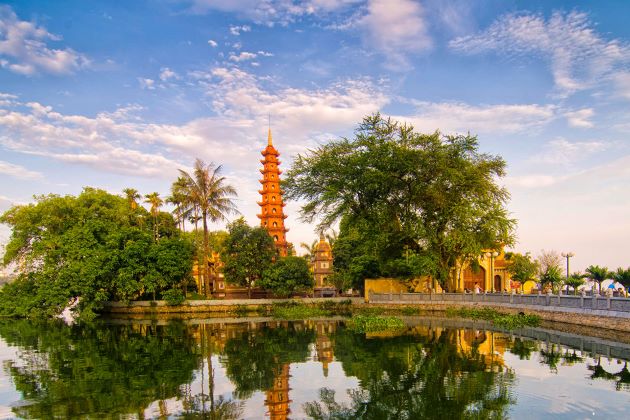tran quoc pagoda hanoi vietnam