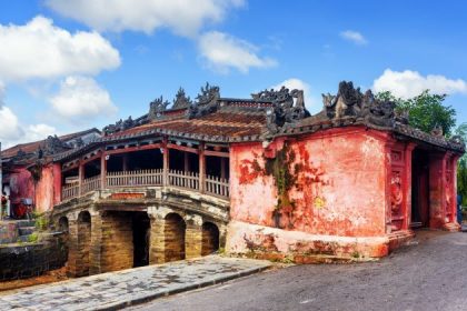 visit japanese covered bridge in hoi an