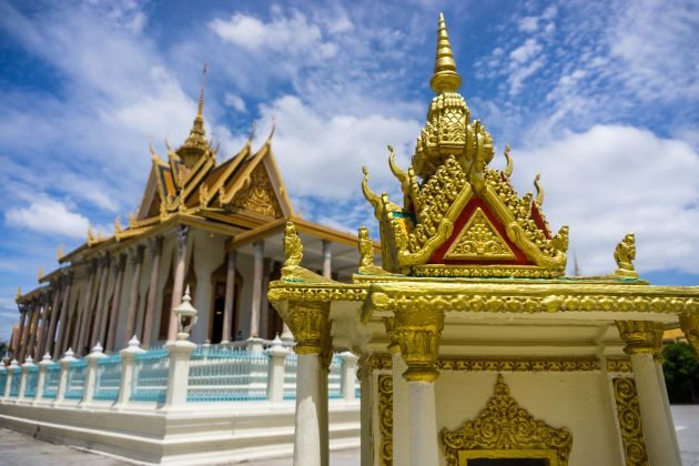 visit silver pagoda in phnom penh