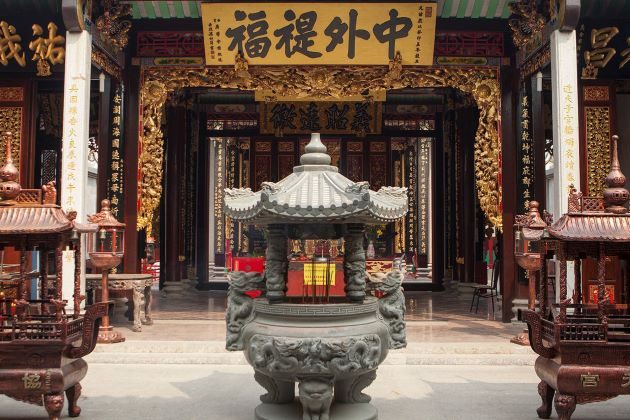 visit thien hau pagoda in saigon