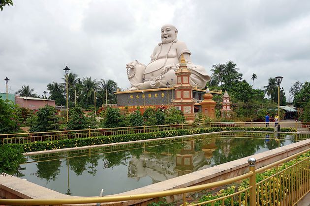 visit vinh trang pagoda in mekong delta