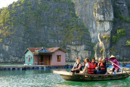 visit vung vieng fishing village in halong bay